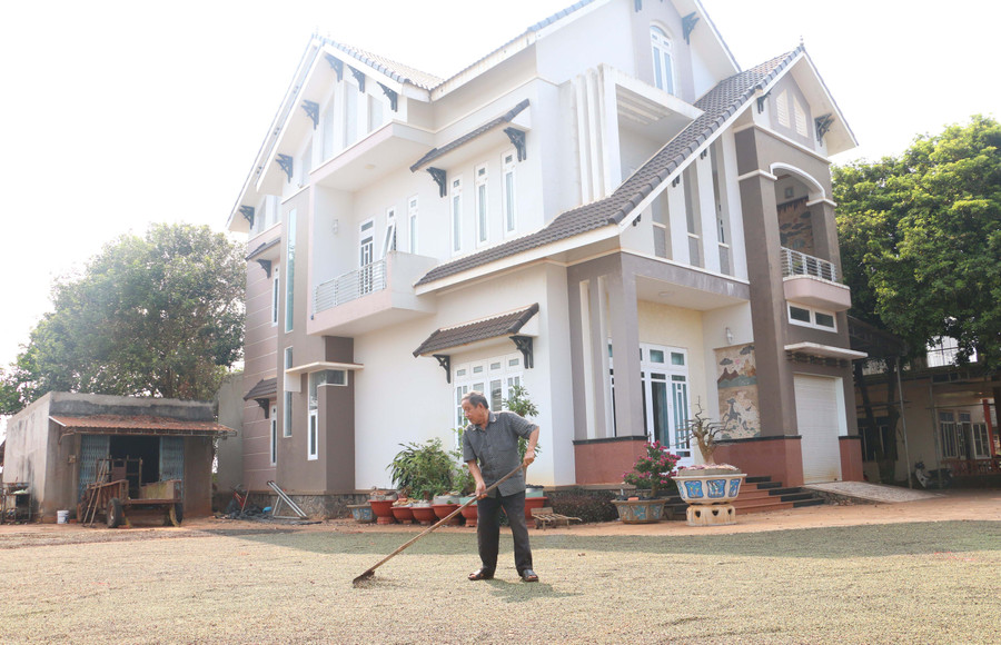 Trên vùng kinh tế mới, gia đình ông Lê Phước Tuấn (thôn Vinh Hà, xã Ia Blang, huyện Chư Sê) đã có cuộc sống đủ đầy với nhà lầu, xe hơi. Ảnh: Quang Tấn Trên vùng kinh tế mới, gia đình ông Lê Phước Tuấn (thôn Vinh Hà, xã Ia Blang, huyện Chư Sê) đã có cuộc sống đủ đầy với nhà lầu, xe hơi. Ảnh: Quang Tấn