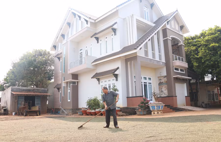 Trên vùng kinh tế mới, gia đình ông Lê Phước Tuấn (thôn Vinh Hà, xã Ia Blang, huyện Chư Sê) đã có cuộc sống đủ đầy với nhà lầu, xe hơi. Ảnh: Quang Tấn