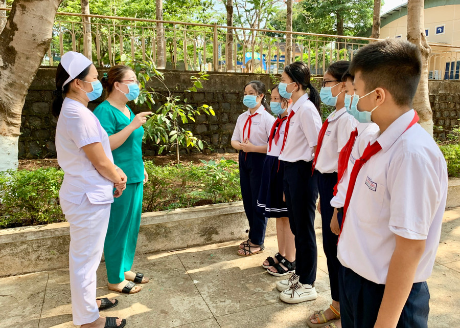 Nhân viên y tế phường Hoa Lư (TP. Pleiku) tuyên truyền về phòng-chống dịch Covid-19 cho các em học sinh. Ảnh: Như Nguyện Nhân viên y tế phường Hoa Lư (TP. Pleiku) tuyên truyền về phòng-chống dịch Covid-19 cho các em học sinh. Ảnh: Như Nguyện