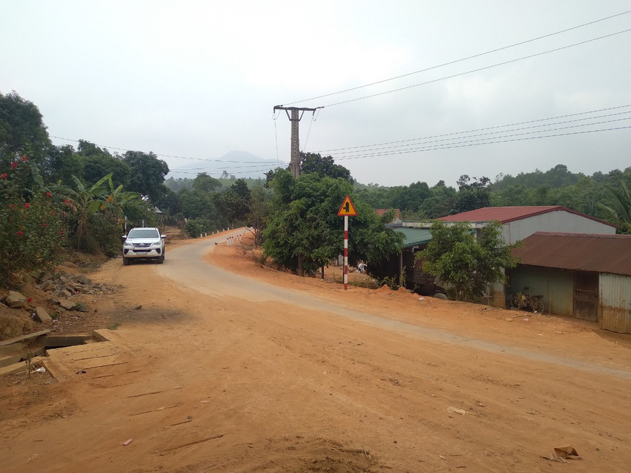 Với việc đầu tư xây dựng hạ tầng giao thông, bộ mặt nông thôn của làng Đê Kôn đã có diện mạo mới. Ảnh: Lê Anh