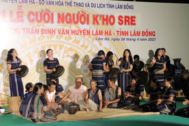 Lễ cưới được sân khấu hóa ngoài trời phục vụ du khách, người dân địa phương đến tìm hiểu và tham dự. Ảnh: Chu Quốc Hùng/TTXVN