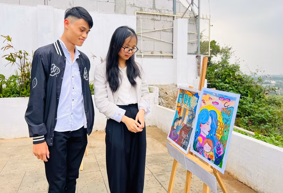 Em Đinh Thị Thùy Trang (lớp 12A3, Trường THPT Hoàng Hoa Thám) giới thiệu bìa sách Hai đứa trẻ. Ảnh: Minh Nhật