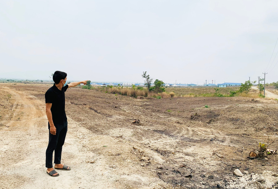 Người dân thôn Đoàn kết chỉ về phía các Dự án đã đi vào hoạt động gây mùi hôi. Ảnh: Nhật Hào Người dân thôn Đoàn kết chỉ về phía các Dự án đã đi vào hoạt động gây mùi hôi. Ảnh: Nhật Hào