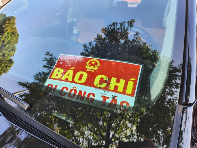 Chiếc ôtô gắn logo &quot;Báo chí đi công tác&quot;