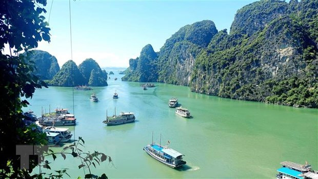 Vịnh Hạ Long có gần 2.000 hòn đảo lớn nhỏ, được thiên nhiên ban tặng vẻ đẹp kỳ vĩ, độc đáo. Ảnh: Thanh Vân/TTXVN Vịnh Hạ Long có gần 2.000 hòn đảo lớn nhỏ, được thiên nhiên ban tặng vẻ đẹp kỳ vĩ, độc đáo. Ảnh: Thanh Vân/TTXVN