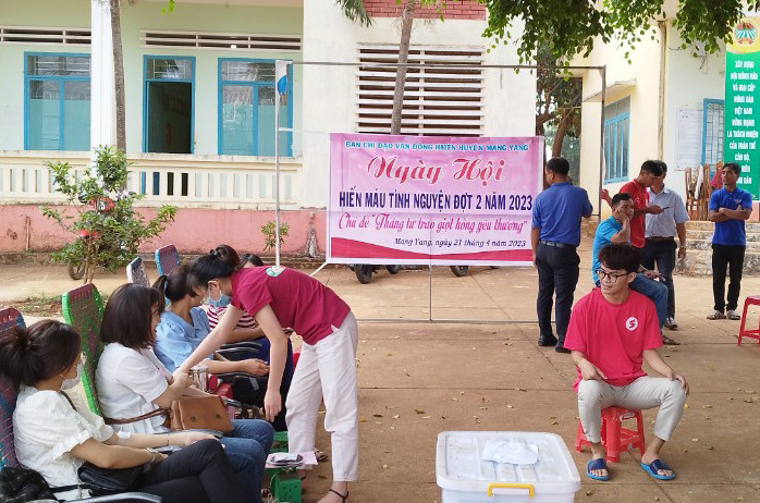 Đông đảo người dân xã Kon Thụp (huyện Mang Yang) tham gia hiến máu tình nguyện. Ảnh: Hồng Ngọc