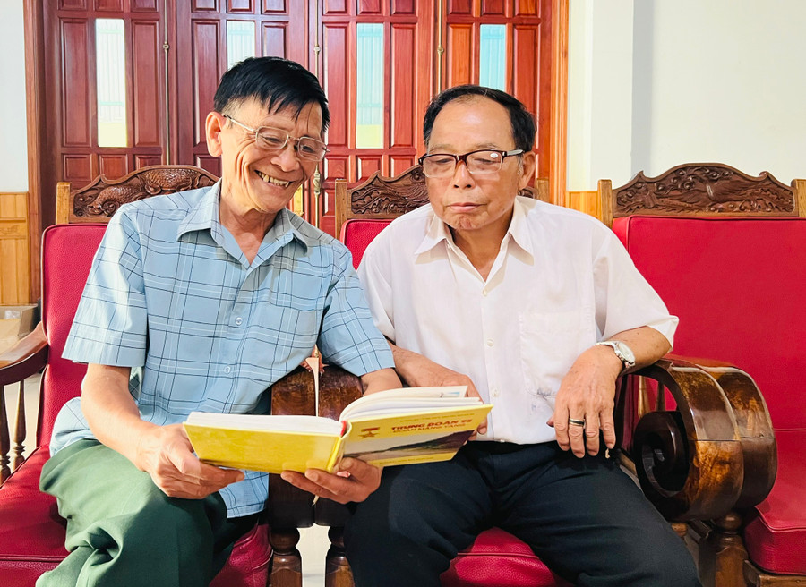 Ông Nguyễn Xuân Hải (bìa trái) và ông Hoàng Chiến Nở (tổ 2, phường Đống Đa, TP. Pleiku) cùng ôn lại những kỷ niệm chiến trường. Ảnh: Phan Lài Ông Nguyễn Xuân Hải (bìa trái) và ông Hoàng Chiến Nở (tổ 2, phường Đống Đa, TP. Pleiku) cùng ôn lại những kỷ niệm chiến trường. Ảnh: Phan Lài