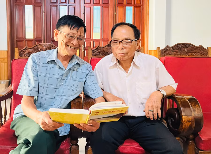 Ông Nguyễn Xuân Hải (bìa trái) và ông Hoàng Chiến Nở (tổ 2, phường Đống Đa, TP. Pleiku) cùng ôn lại những kỷ niệm chiến trường. Ảnh: Phan Lài