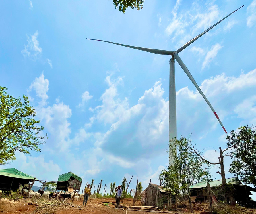 Vợ chồng bà Phạm Thị Hòa (thôn Phú Bình) bất an khi hàng ngày phải sinh sống trong phạm vi ảnh hưởng của hành lang an toàn cột tháp gió. Ảnh: Vũ Thảo