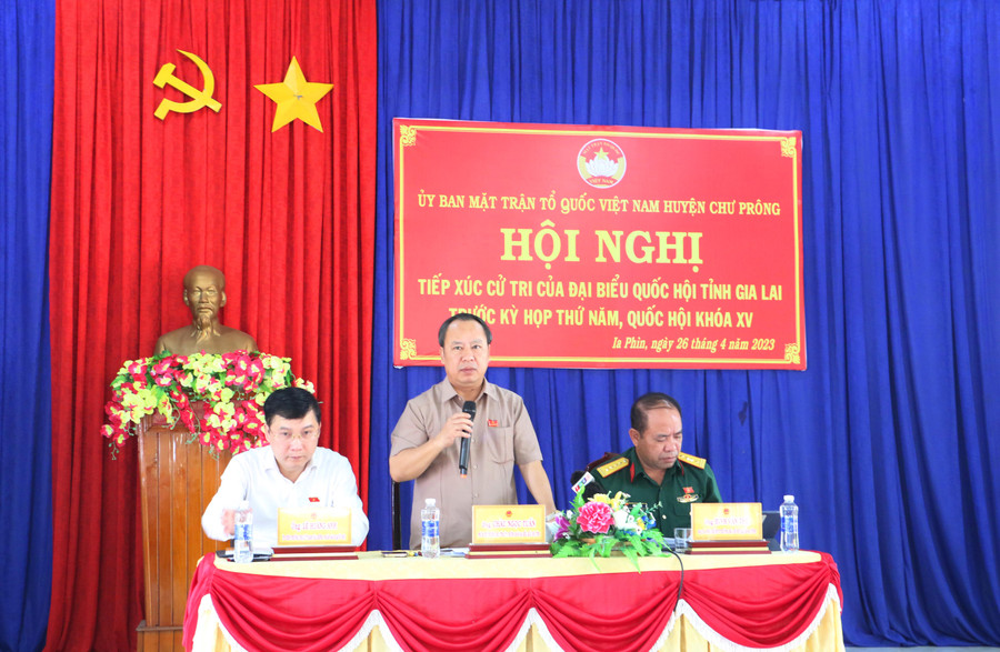 Phó Bí thư Thường trực Tỉnh ủy, Trưởng đoàn đại biểu Quốc hội tỉnh Châu Ngọc Tuấn phát biểu kết luận tại hội nghị tiếp xúc cử tri xã Ia Phìn, huyện Chư Prông. Ảnh: Quang Tấn