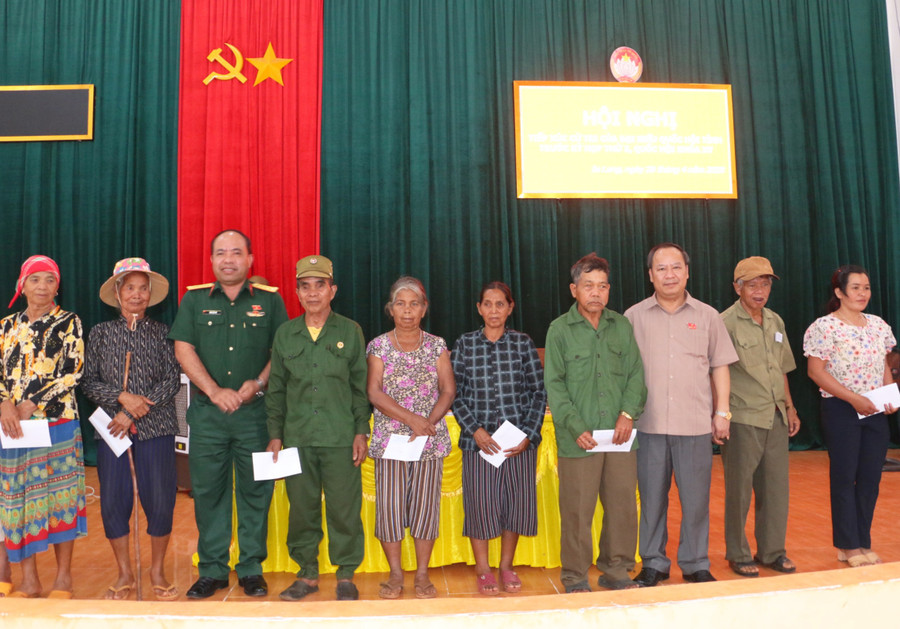 Đoàn đại biểu Quốc hội tỉnh tặng quà các gia đình chính sách, người có công tiêu biểu tại huyện Đức Cơ. Ảnh: Quang Tấn Đoàn đại biểu Quốc hội tỉnh tặng quà các gia đình chính sách, người có công tiêu biểu tại huyện Đức Cơ. Ảnh: Quang Tấn