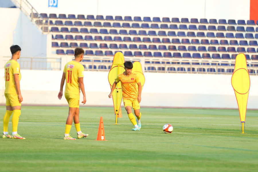 Quốc Việt (bìa phải) là cái tên duy nhất của HAGL tham dự SEA Games 32. Ảnh: Quang Thịnh