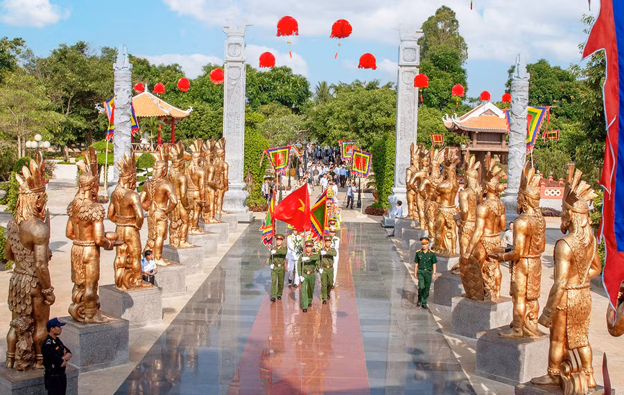 Lực lượng vũ trang dâng hương, dâng hoa tại Đền thờ Quốc Tổ Hùng Vương ở Công viên Đồng Xanh (TP. Pleiku). Ảnh: Quốc Nguyễn