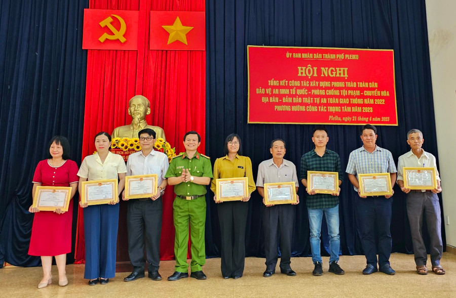 Trao giấy khen của Giám đốc Công an tỉnh Gia Lai cho các tập thể, cá nhân có thành tích xuất sắc trong phong trào bảo vệ an ninh Tổ quốc năm 2022. Ảnh: Bá Bính Trao giấy khen của Giám đốc Công an tỉnh Gia Lai cho các tập thể, cá nhân có thành tích xuất sắc trong phong trào bảo vệ an ninh Tổ quốc năm 2022. Ảnh: Bá Bính