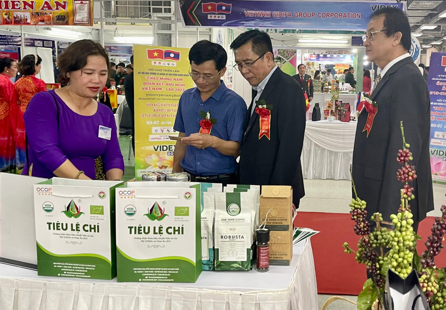 Hợp tác xã Nông nghiệp và dịch vụ Nam Yang tham gia hội chợ tại Lào (ảnh Sở Công thương cung cấp).