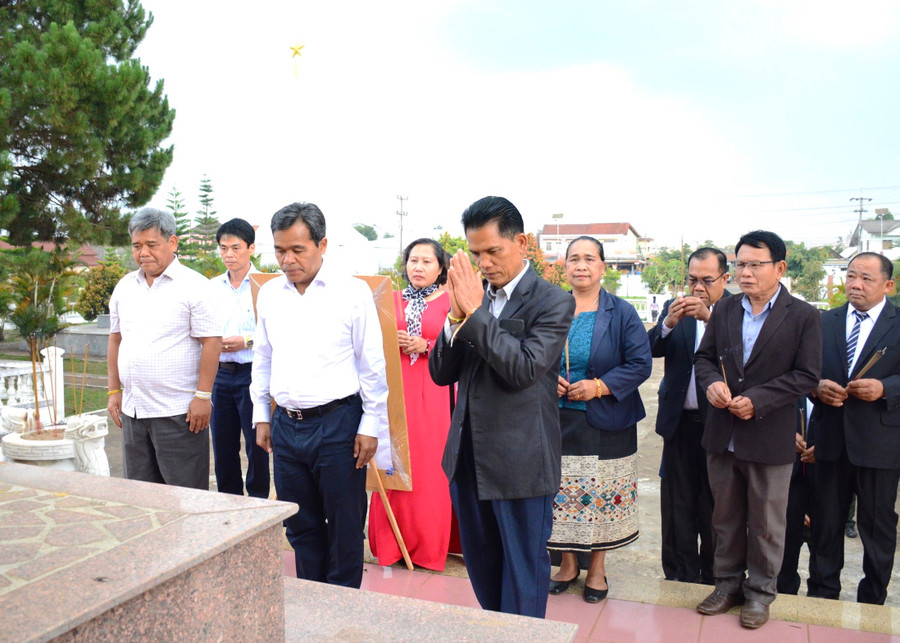 Bí thư Tỉnh ủy Hồ Văn Niên (thứ 3 từ trái sang) cùng thành viên đoàn công tác dâng hoa, thắp hương trước Tượng đài Đoàn kết liên minh chiến đấu Lào-Việt ở tỉnh Champasak. Ảnh: Minh Nguyễn