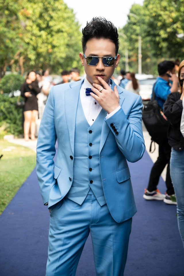 Ca sĩ Nguyên Vũ diện nguyên &quot;cây&quot; xanh phù hợp với chủ đề đại dương