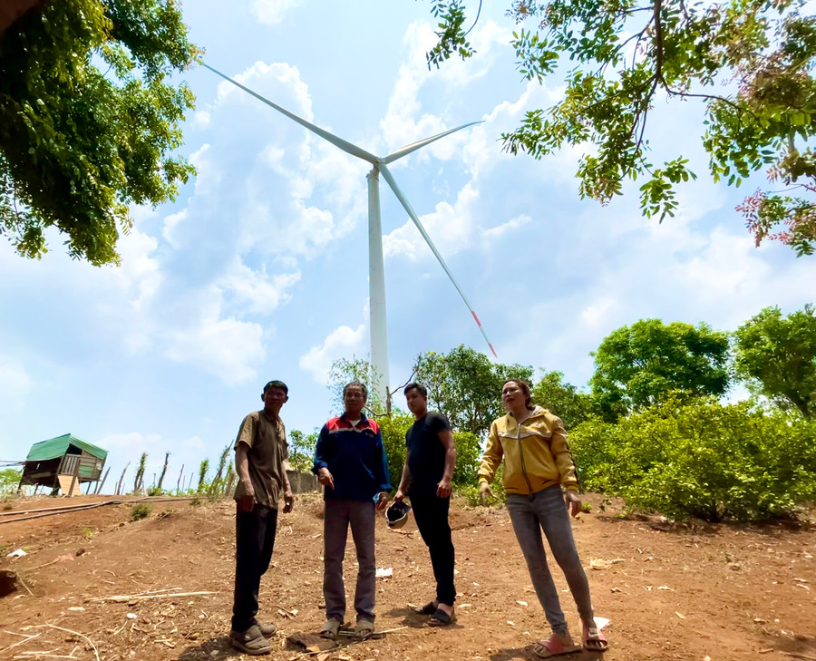 Các hộ dân thôn Phú Bình cho rằng nhà đầu tư đang làm ngơ trước các yêu cầu về mức bồi thường, hỗ trợ người dân trong khu vực các cột tháp gió. Ảnh: Vũ Thảo