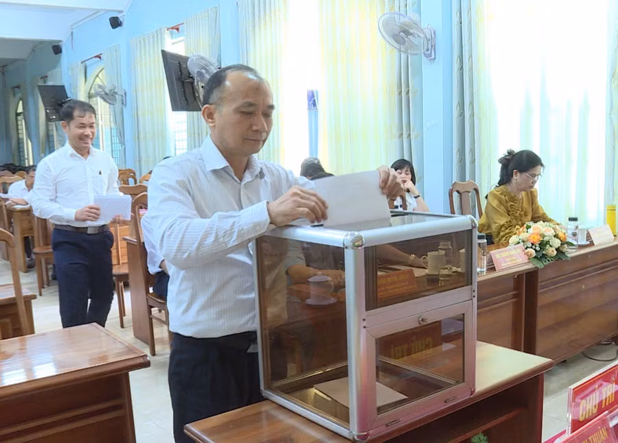 Các đại biểu bỏ phiếu bầu bổ sung Ủy viên Ban Thường vụ Đảng ủy Khối khóa VIII. Ảnh: Phan Lài