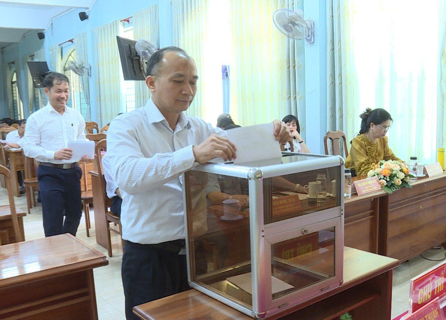 Các đại biểu bỏ phiếu bầu bổ sung Ủy viên Ban Thường vụ Đảng ủy Khối khóa VIII. Ảnh: Phan Lài