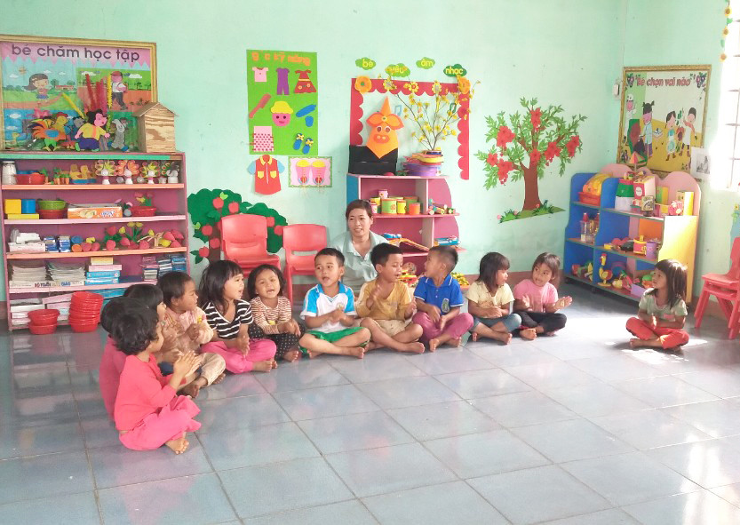 Các giáo viên khi vào làng Đê Kôn (xã Hà Ra, huyện Mang Yang) giảng dạy không còn phải vất vả như ngày trước. Ảnh: Lê Anh