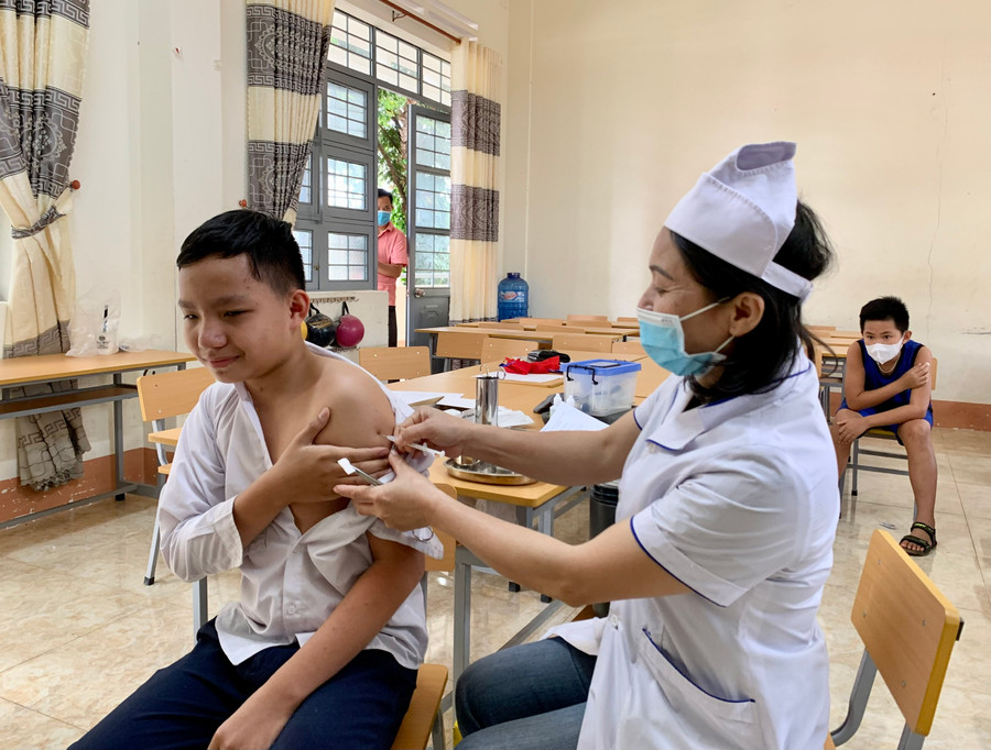 Ngành Y tế tiếp tục đẩy mạnh tiêm vắc xin phòng Covid-19. Ảnh: Như Nguyện Ngành Y tế tiếp tục đẩy mạnh tiêm vắc xin phòng Covid-19. Ảnh: Như Nguyện