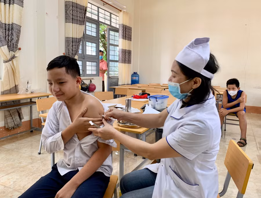 Ngành Y tế tiếp tục đẩy mạnh tiêm vắc xin phòng Covid-19. Ảnh: Như Nguyện