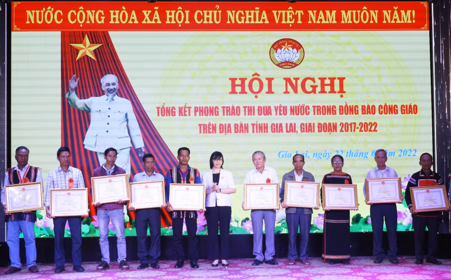 Phó Chủ tịch UBND tỉnh Nguyễn Thị Thanh Lịch trao bằng khen của Chủ tịch UBND tỉnh cho các cá nhân điển hình trong phong trào thi đua yêu nước trong đồng bào Công giáo. Ảnh: Thanh Nhật