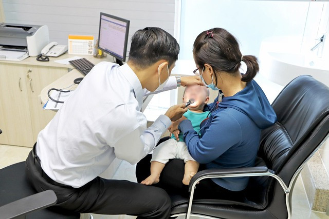 Bác sĩ Nguyễn Hữu Lĩnh thăm khám cho một bệnh nhi về bệnh đường hô hấp tại Bệnh viện đa khoa quốc tế Nam Sài Gòn Bác sĩ Nguyễn Hữu Lĩnh thăm khám cho một bệnh nhi về bệnh đường hô hấp tại Bệnh viện đa khoa quốc tế Nam Sài Gòn