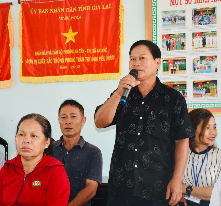 Ông Dương Văn Long (cử tri tổ 1, phường An Tân) nêu ý kiến về tình trạng ô nhiễm môi trường trong khu dân cư. Ảnh: Trần Dung Ông Dương Văn Long (cử tri tổ 1, phường An Tân) nêu ý kiến về tình trạng ô nhiễm môi trường trong khu dân cư. Ảnh: Trần Dung