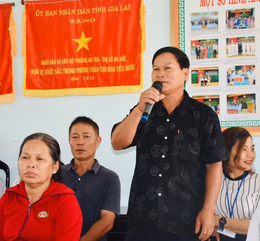 Ông Dương Văn Long (cử tri tổ 1, phường An Tân) nêu ý kiến về tình trạng ô nhiễm môi trường trong khu dân cư. Ảnh: Trần Dung