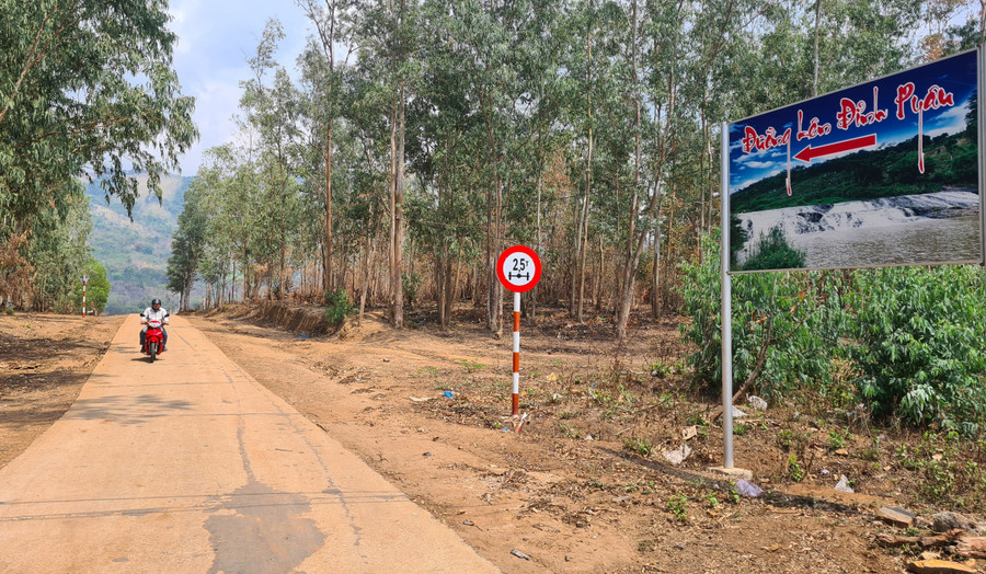 Đường đến làng Pyầu được đổ bê tông thông suốt giúp người dân đi lại thuận tiện. Ảnh: Phạm Ngọc