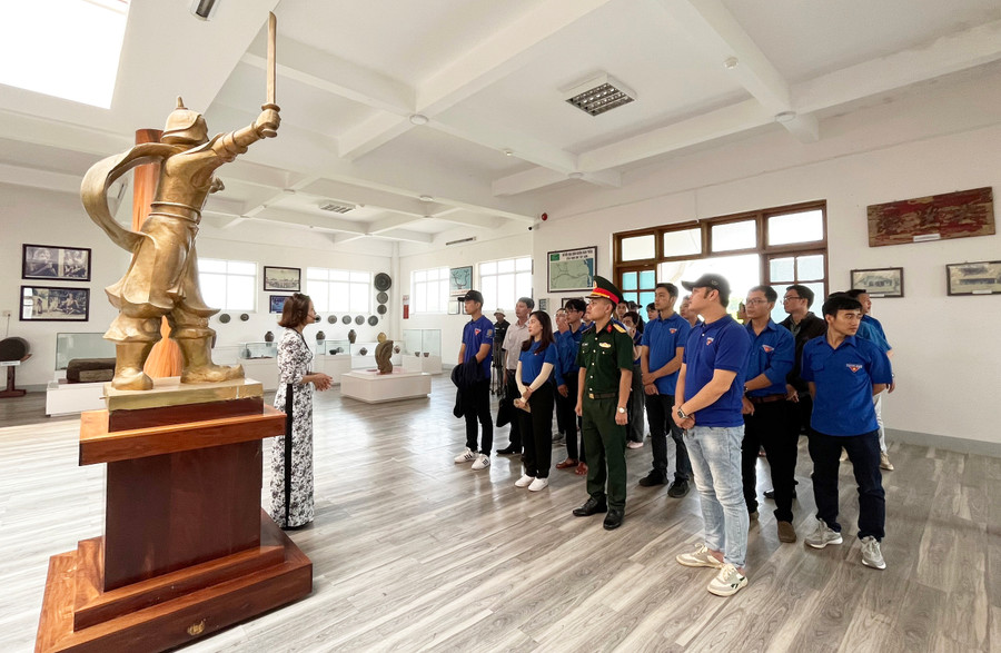Các đoàn viên tham quan Bảo tàng Tây Sơn Thượng đạo. Ảnh: Phương Vi Các đoàn viên tham quan Bảo tàng Tây Sơn Thượng đạo. Ảnh: Phương Vi