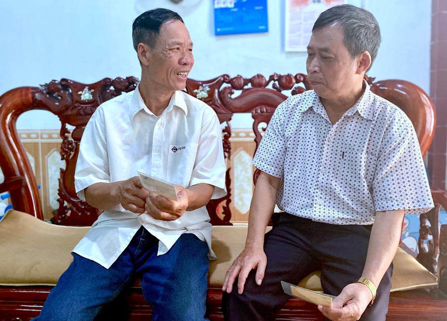 Với ông Nguyễn Xuân Hòa (bìa trái, thôn 2, xã Biển Hồ, TP. Pleiku), thời khắc Tổng thống ngụy quyền Dương Văn Minh tuyên bố đầu hàng vô điều kiện là ký ức không thể nào quên. Ảnh: Hồng Thi