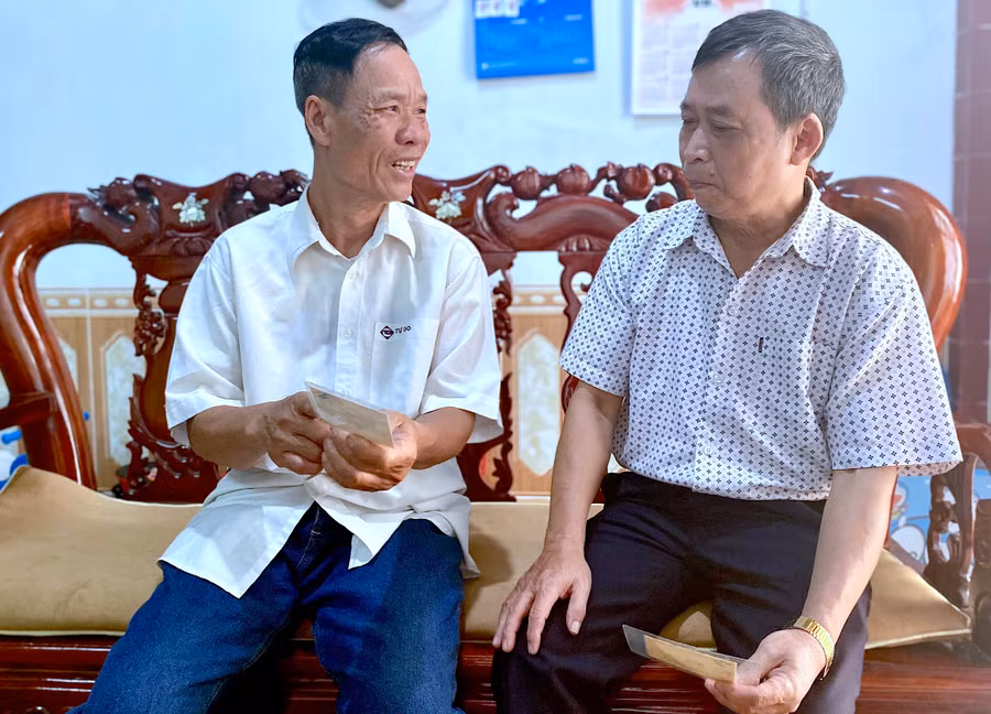 Với ông Nguyễn Xuân Hòa (bìa trái, thôn 2, xã Biển Hồ, TP. Pleiku), thời khắc Tổng thống ngụy quyền Dương Văn Minh tuyên bố đầu hàng vô điều kiện là ký ức không thể nào quên. Ảnh: Hồng Thi