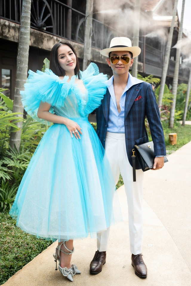 Vợ chồng Khánh Thi - Phan Hiển &quot;lên đồ&quot; ton sur ton đến sự kiện