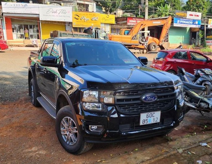 Chiếc ôtô sửa, dán 2 số làm thay đổi biển số