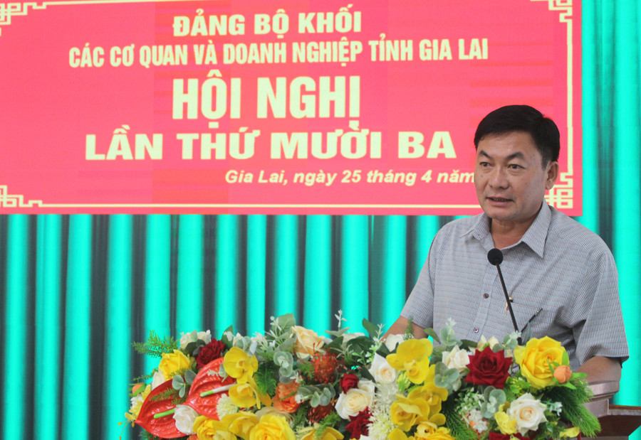 Đồng chí Huỳnh Kiên-Bí thư Đảng ủy, Tổng Biên tập Báo Gia Lai trình bày tham luận về đổi mới hình thức sinh hoạt chuyên đề tại hội nghị. Ảnh: Phan Lài