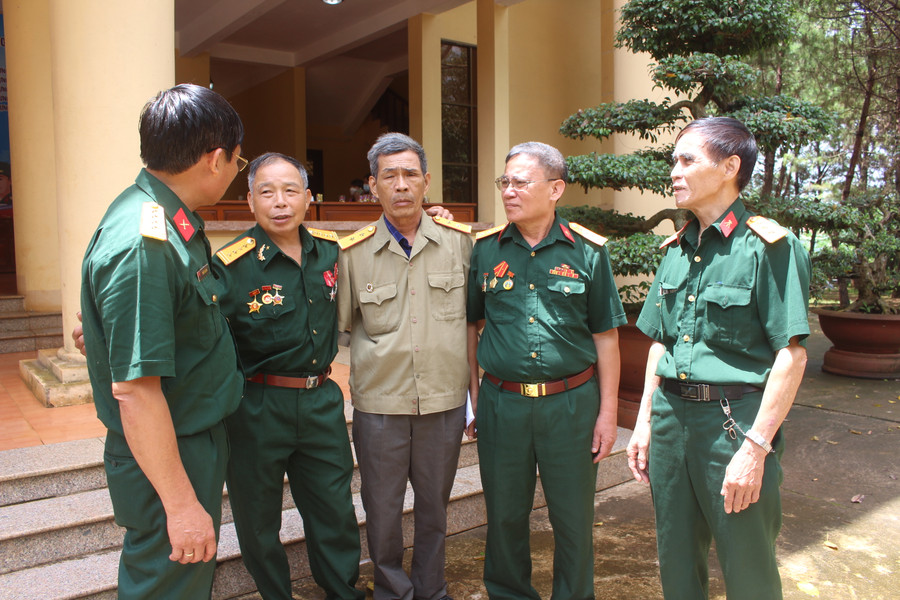 Ông Hoàng Chiến Nở (thứ 2 từ trái qua) vui mừng vì được gặp lại đồng đội cùng chiến đấu tại mặt trận Tây Nguyên. Ảnh: Phan Lài