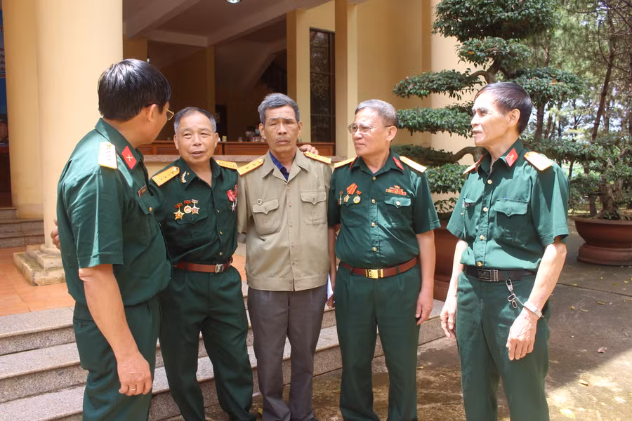Ông Hoàng Chiến Nở (thứ 2 từ trái qua) vui mừng vì được gặp lại đồng đội cùng chiến đấu tại mặt trận Tây Nguyên. Ảnh: Phan Lài