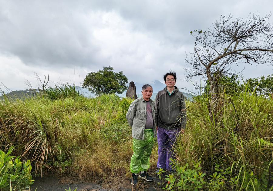 Tác giả bài viết và Giáo sư-Tiến sĩ Ju Hung Shim trên Điểm cao 638. Ảnh: An Thương