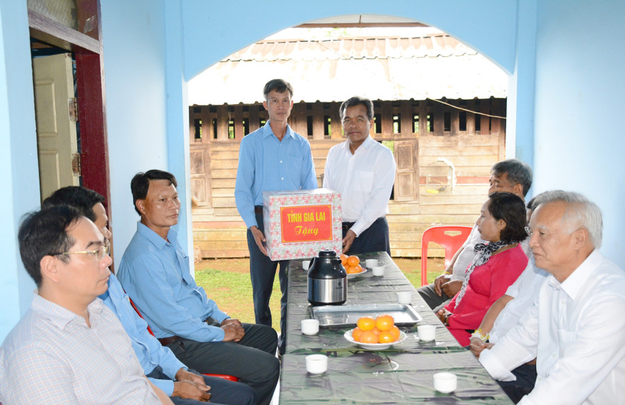 Thay mặt đoàn công tác của tỉnh, Bí thư Tỉnh ủy Hồ Văn Niên tặng quà động viên cán bộ, chiến sĩ Đội K53 (Bộ Chỉ huy Quân sự tỉnh Kon Tum) đang thực hiện nhiệm vụ tìm kiếm, quy tập hài cốt liệt sĩ tại huyện Paksong, tỉnh Champasak. Ảnh: Minh Nguyễn