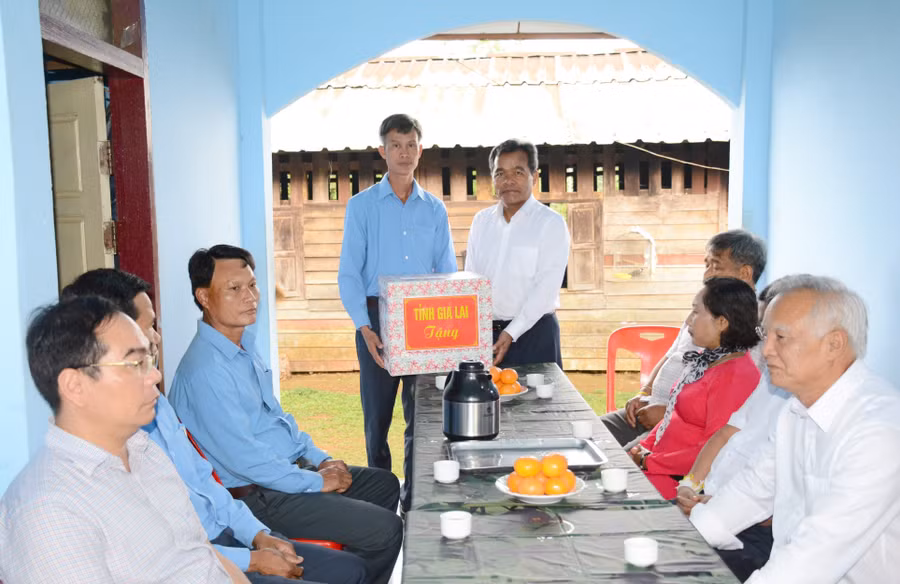 Thay mặt đoàn công tác của tỉnh, Bí thư Tỉnh ủy Hồ Văn Niên tặng quà động viên cán bộ, chiến sĩ Đội K53 (Bộ Chỉ huy Quân sự tỉnh Kon Tum) đang thực hiện nhiệm vụ tìm kiếm, quy tập hài cốt liệt sĩ tại huyện Paksong, tỉnh Champasak. Ảnh: Minh Nguyễn