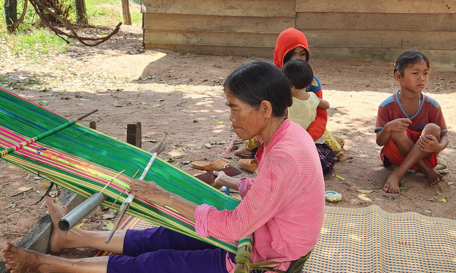 Thời gian rảnh, bà Rơ Mah Bep (làng H&apos;Nap, xã Ia Mơr, huyện Chư Prông) truyền dạy cho các cháu nghề dệt thổ cẩm. Ảnh: Phạm Ngọc