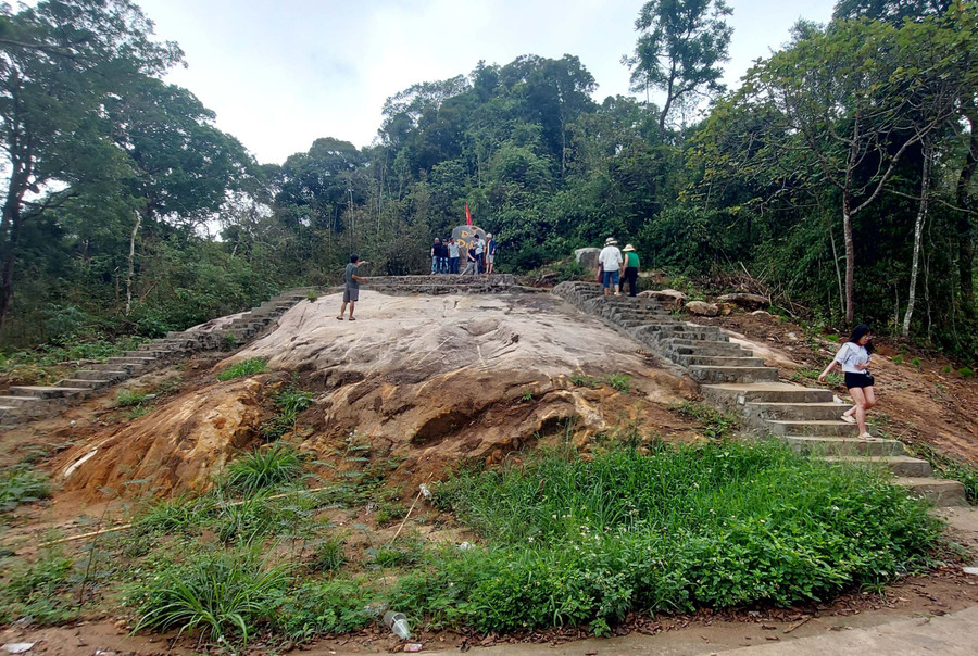 Du khách tham quan đỉnh Pờ Yầu. Ảnh: Thiên Di Du khách tham quan đỉnh Pờ Yầu. Ảnh: Thiên Di