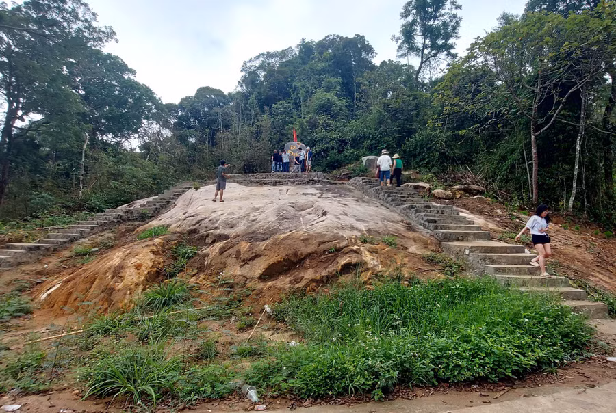 Du khách tham quan đỉnh Pờ Yầu. Ảnh: Thiên Di