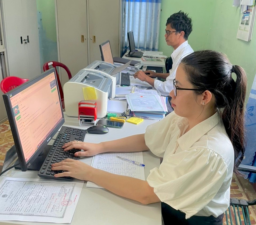 Công chức cấp xã của huyện Kông Chro xử lý công việc trên Hệ thống Quản lý văn bản và điều hành. Ảnh: Mộc Trà Công chức cấp xã của huyện Kông Chro xử lý công việc trên Hệ thống Quản lý văn bản và điều hành. Ảnh: Mộc Trà