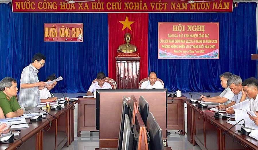 Ủy ban nhân dân huyện Kông Chro đánh giá, rút kinh nghiệm trong công tác CCHC vào tháng 7-2023. Ảnh: Phương Liên Ủy ban nhân dân huyện Kông Chro đánh giá, rút kinh nghiệm trong công tác CCHC vào tháng 7-2023. Ảnh: Phương Liên