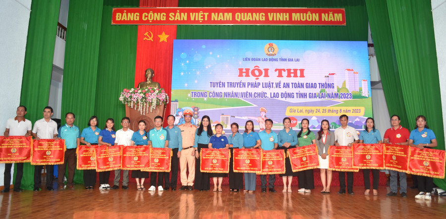 Ban tổ chức trao giải cho các đội thi xuất sắc tại Hội thi tuyên truyền pháp luật an toàn giao thông trong CNVC-LĐ. Ảnh: Đinh Yến
