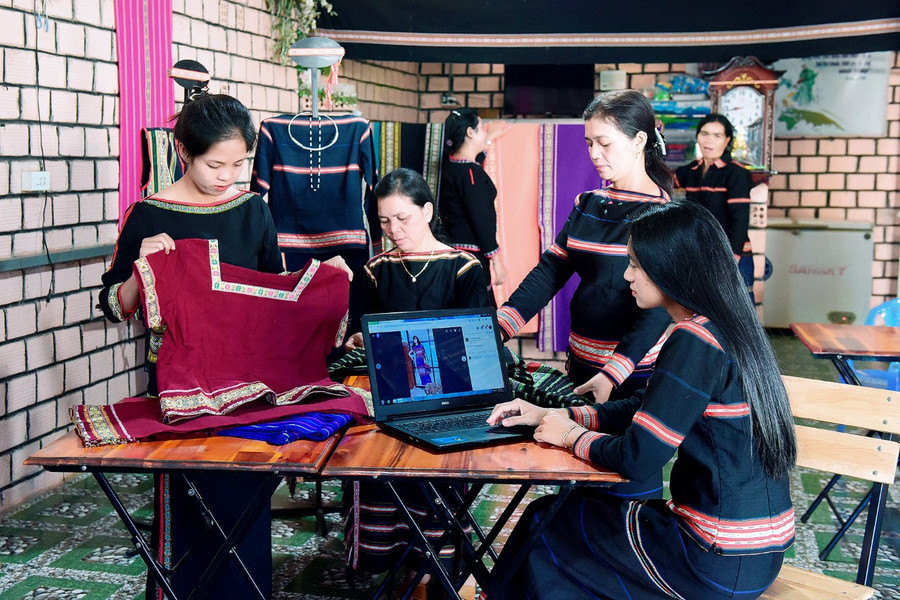 Người dân làng Phung (xã Biển Hồ, TP. Pleiku) giới thiệu sản phẩm truyền thống lên các nền tảng xã hội. Ảnh: Đ.T